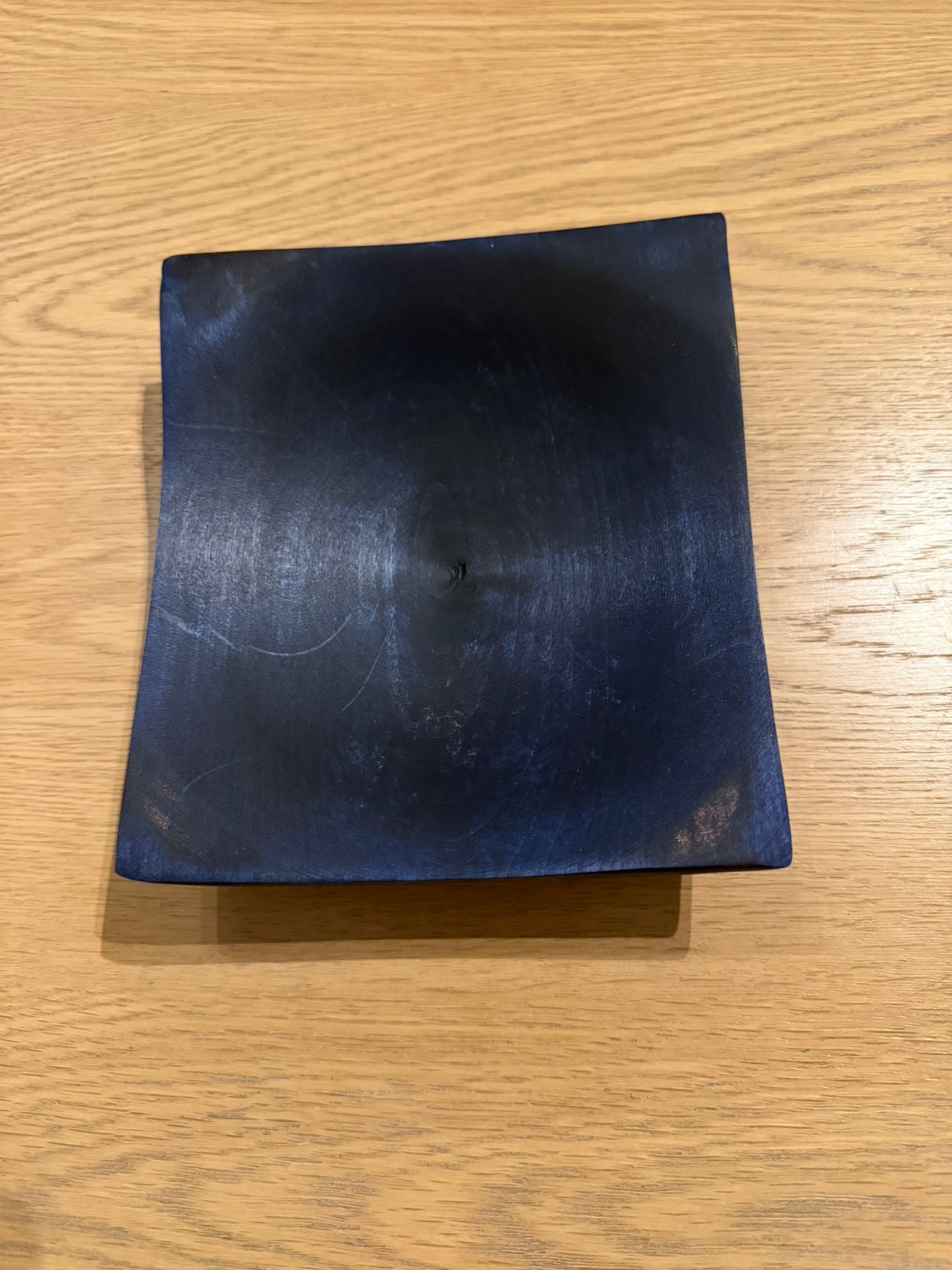 Kvadratisk dekorfat i tre – royal blue og sort (17 × 15 × 4,5 cm)