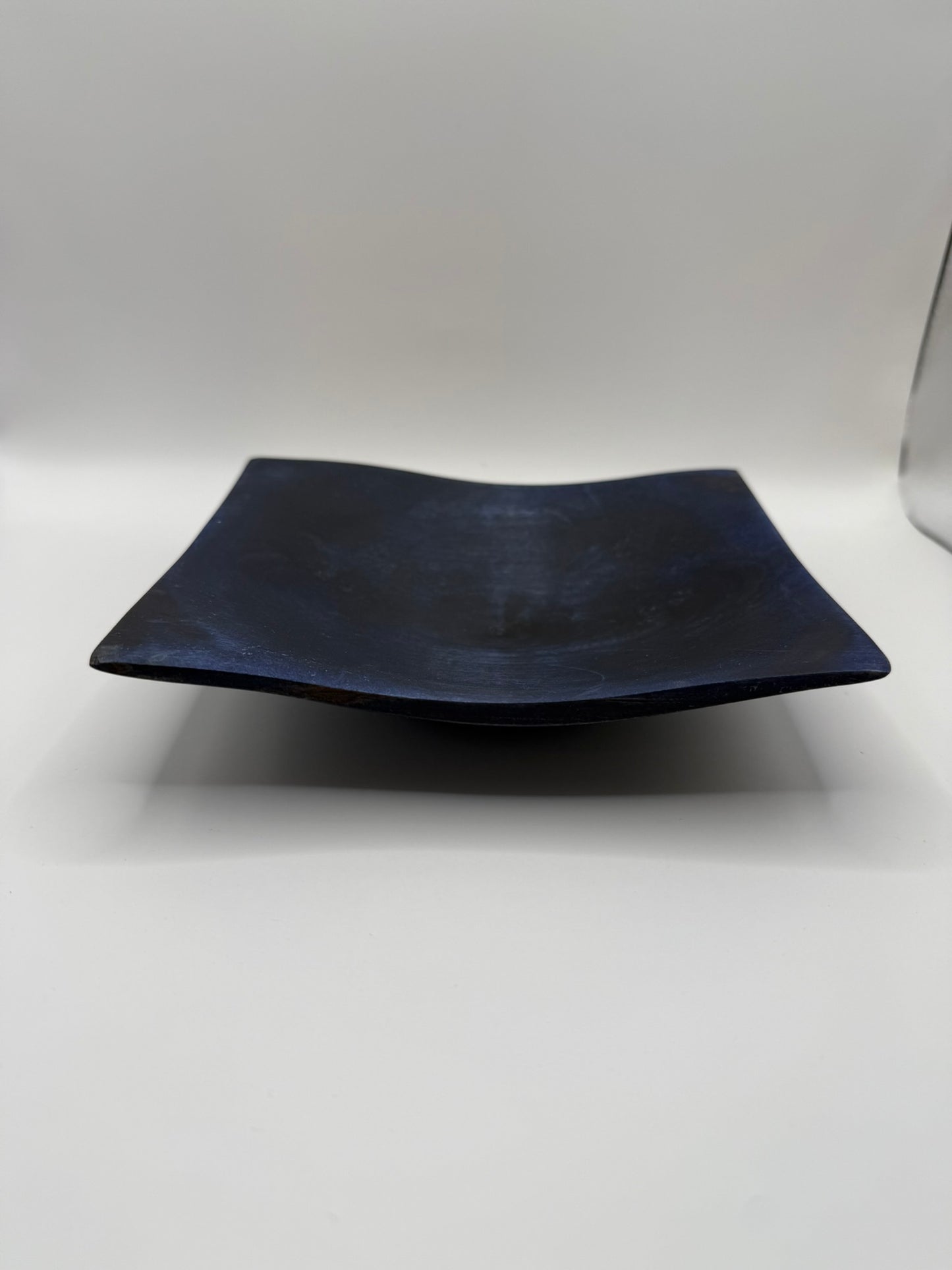Kvadratisk dekorfat i tre – royal blue og sort (17 × 15 × 4,5 cm)