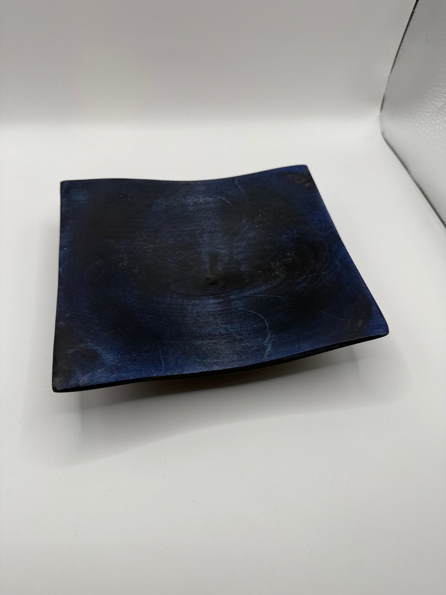 Kvadratisk dekorfat i tre – royal blue og sort (17 × 15 × 4,5 cm)