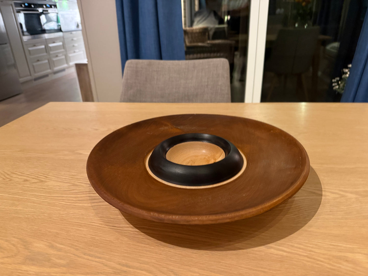 Dreid fat 37 cm – teakbeiset med sorte og trehvite detaljer