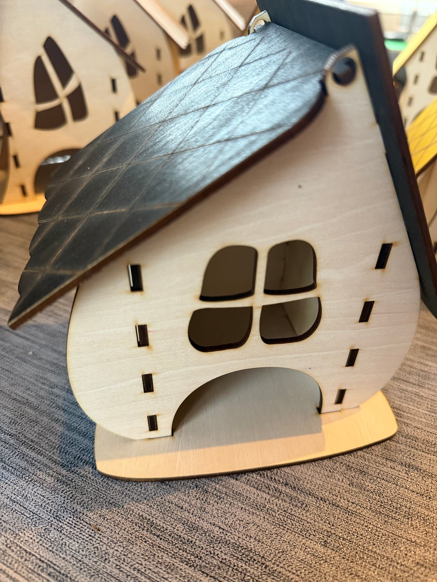 Wonky Houses – tre skjeve små hus i kryssfiner (sett med 3 stk)