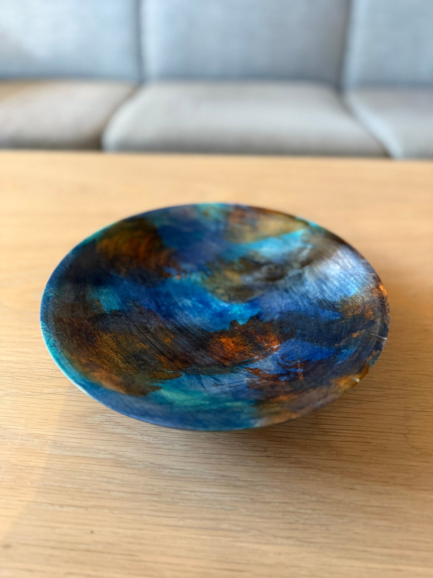 Dekorfat i tre (23 cm) – håndmalt i blått og oransje