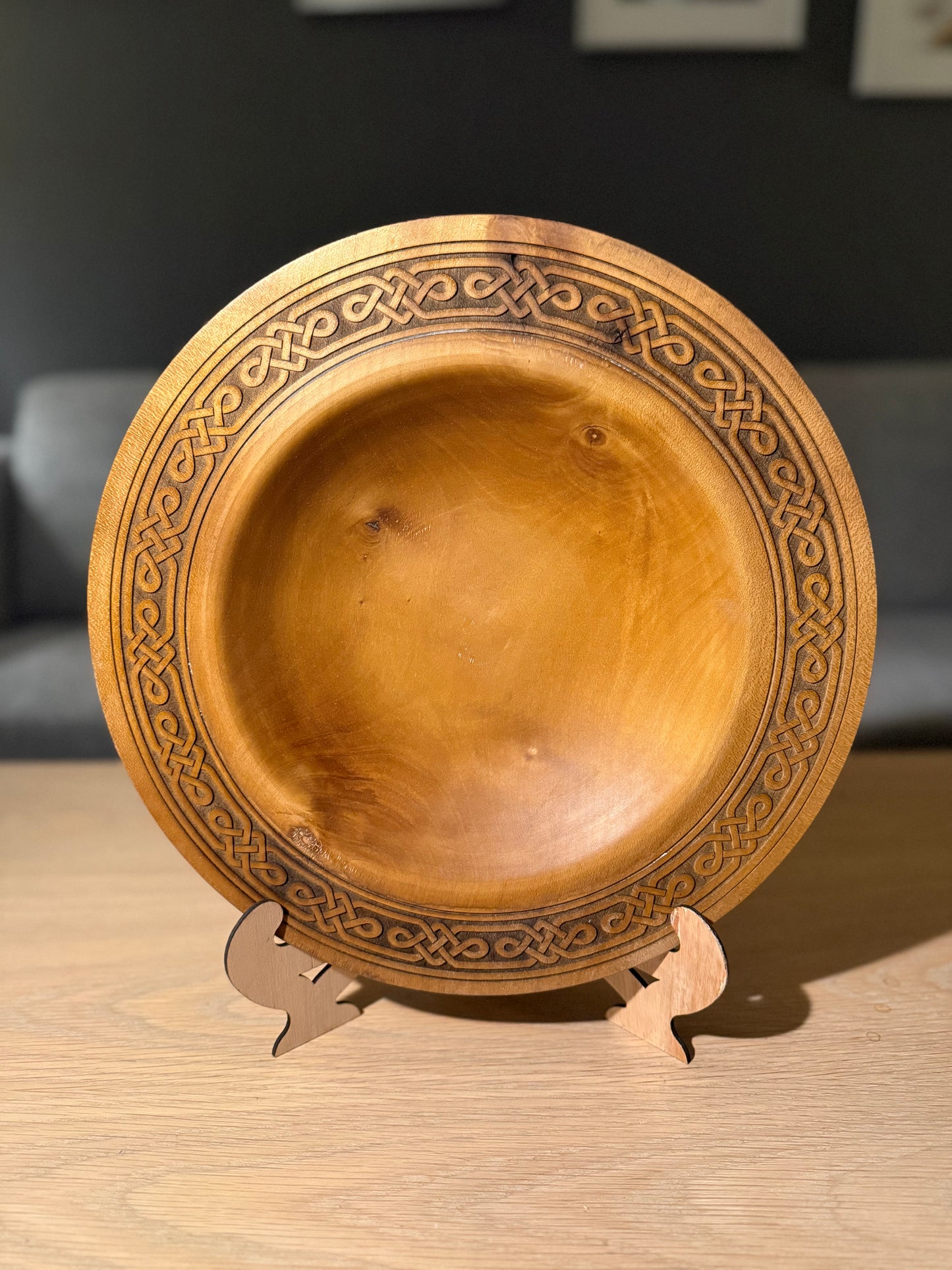 Dreid trefat 32 cm – teakbeiset med keltisk håndgravert kant