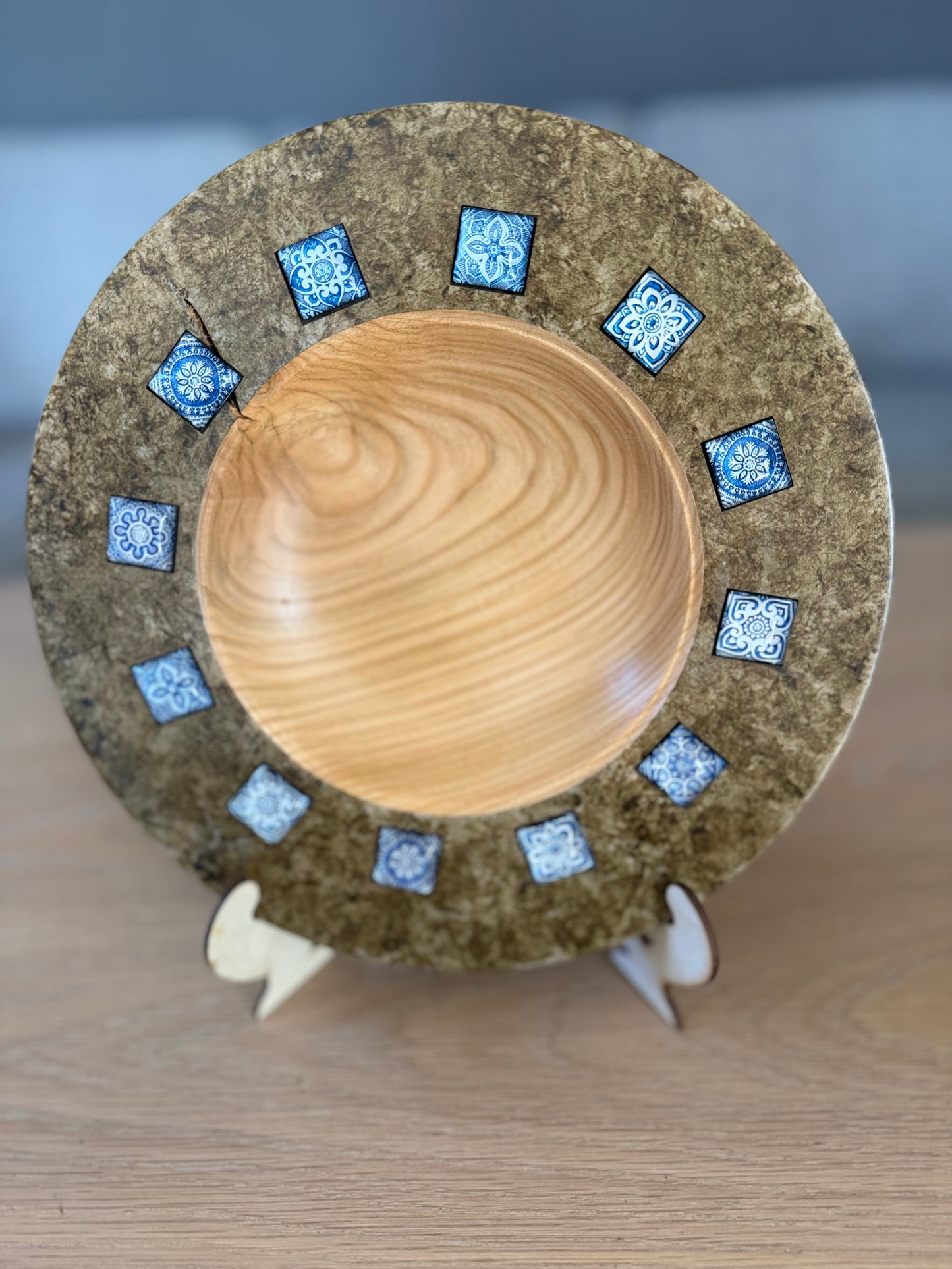 Dreid trefat med marokkanskinspirerte glassfliser og marmoreffekt – 26 cm