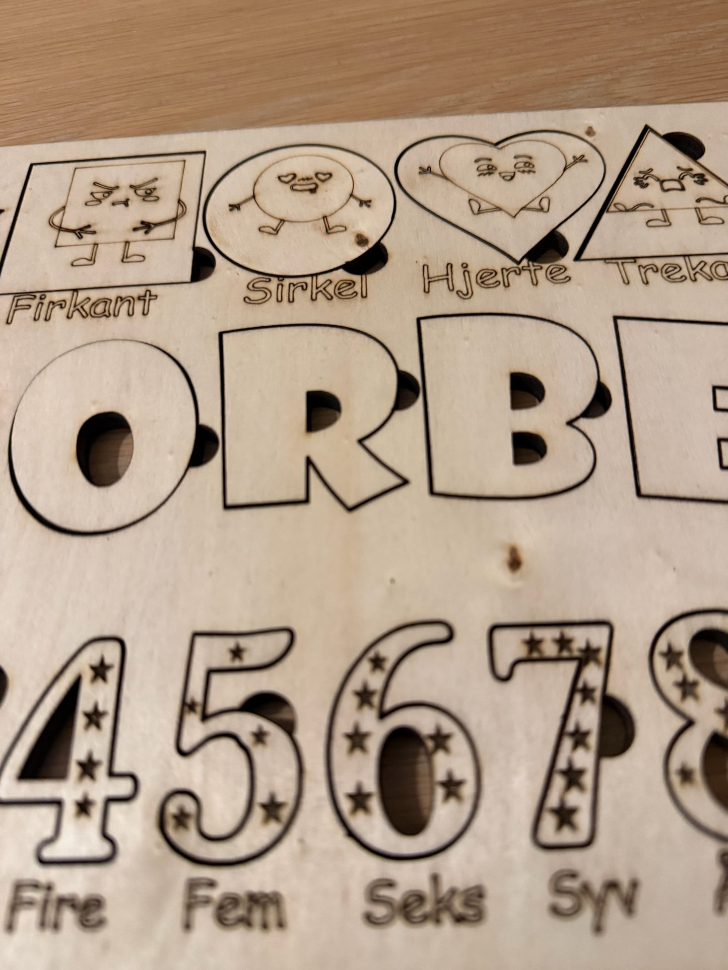 Aktivitetsbrett i tre – former, tall og bokstaver