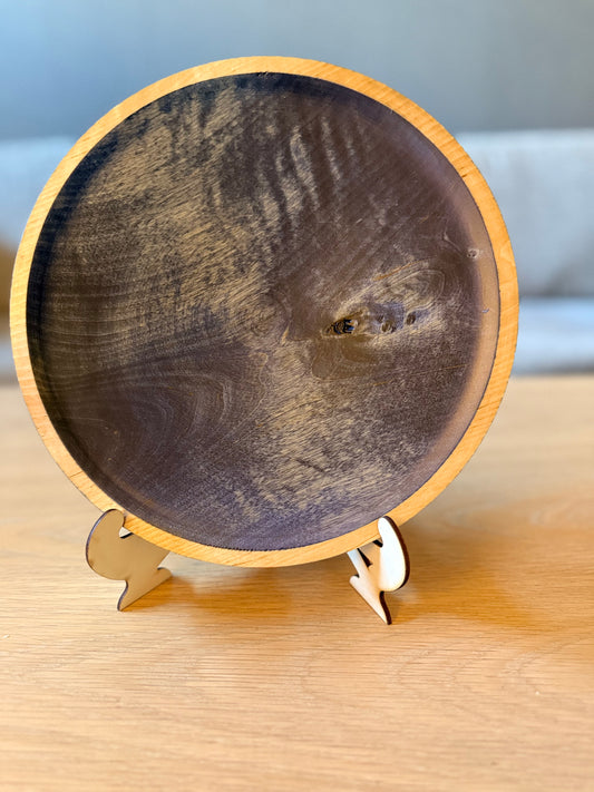 Hånddreid fat i tre beiset i royal blue med oransje detalj, 26 cm