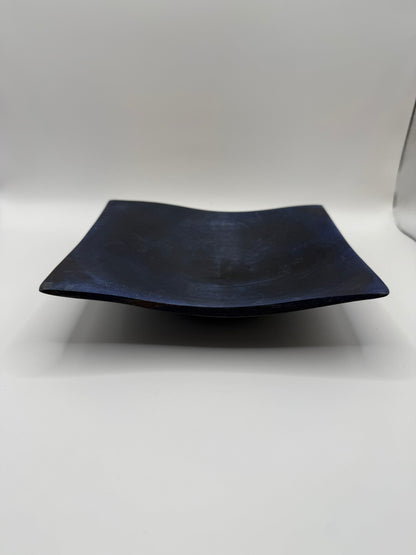 Kvadratisk dekorfat i tre – royal blue og sort (17 × 15 × 4,5 cm)