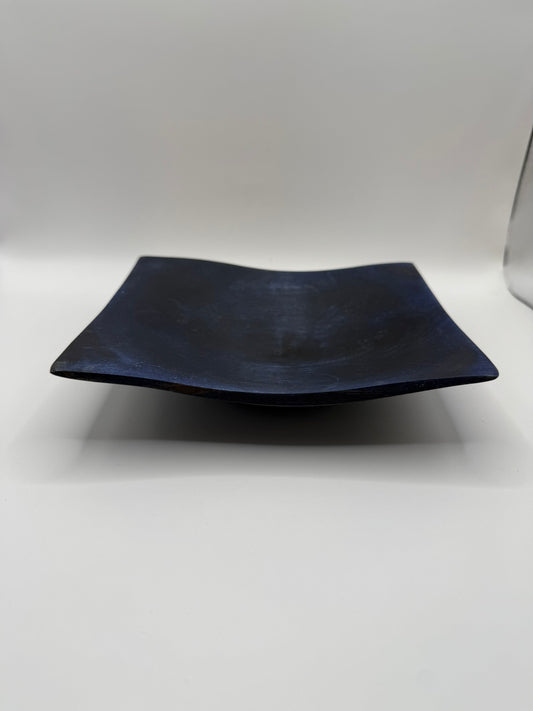 Kvadratisk dekorfat i tre – royal blue og sort (17 × 15 × 4,5 cm)
