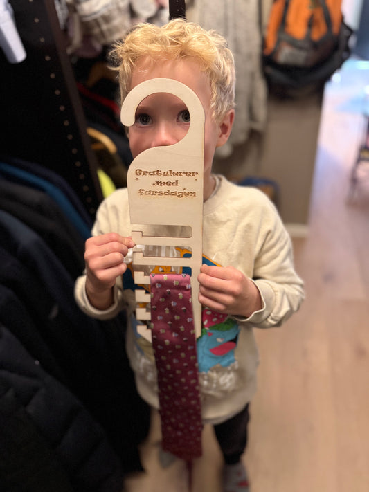 Slipsholder i tre – håndlaget gave til pappa og bestefar