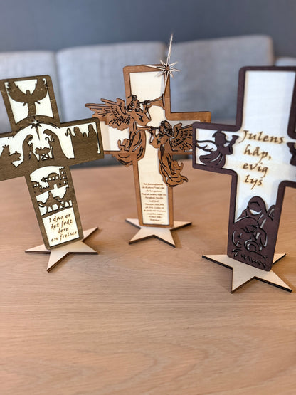 Kors på fot i tre julemotiv og tekster (28 cm)