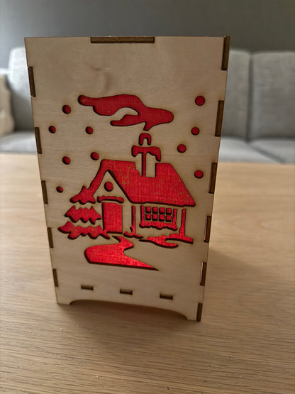 Firkantet julelykt i tre med rødt silkepapir – laserskåret dekor (25 cm)