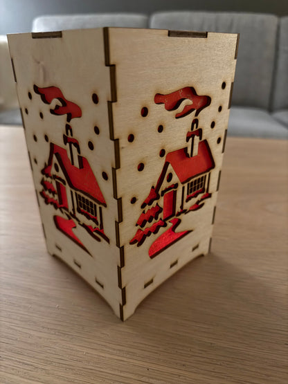 Firkantet julelykt i tre med rødt silkepapir – laserskåret dekor (25 cm)