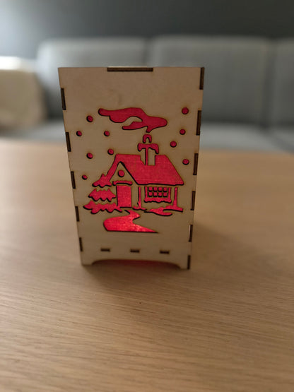 Firkantet julelykt i tre med rødt silkepapir – laserskåret dekor (25 cm)