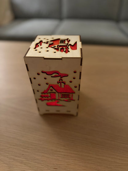 Firkantet julelykt i tre med rødt silkepapir – laserskåret dekor (25 cm)