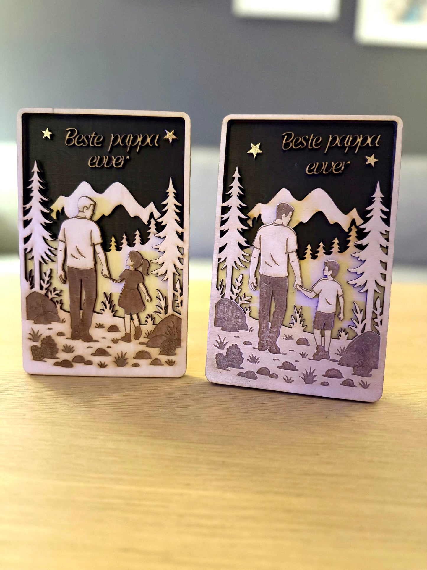 Trelags 3D-skilt – “Beste pappa ever” med far og barn i skogen (25×20 cm)