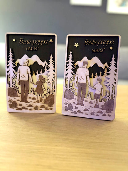 Trelags 3D-skilt – “Beste pappa ever” med far og barn i skogen (25×20 cm)