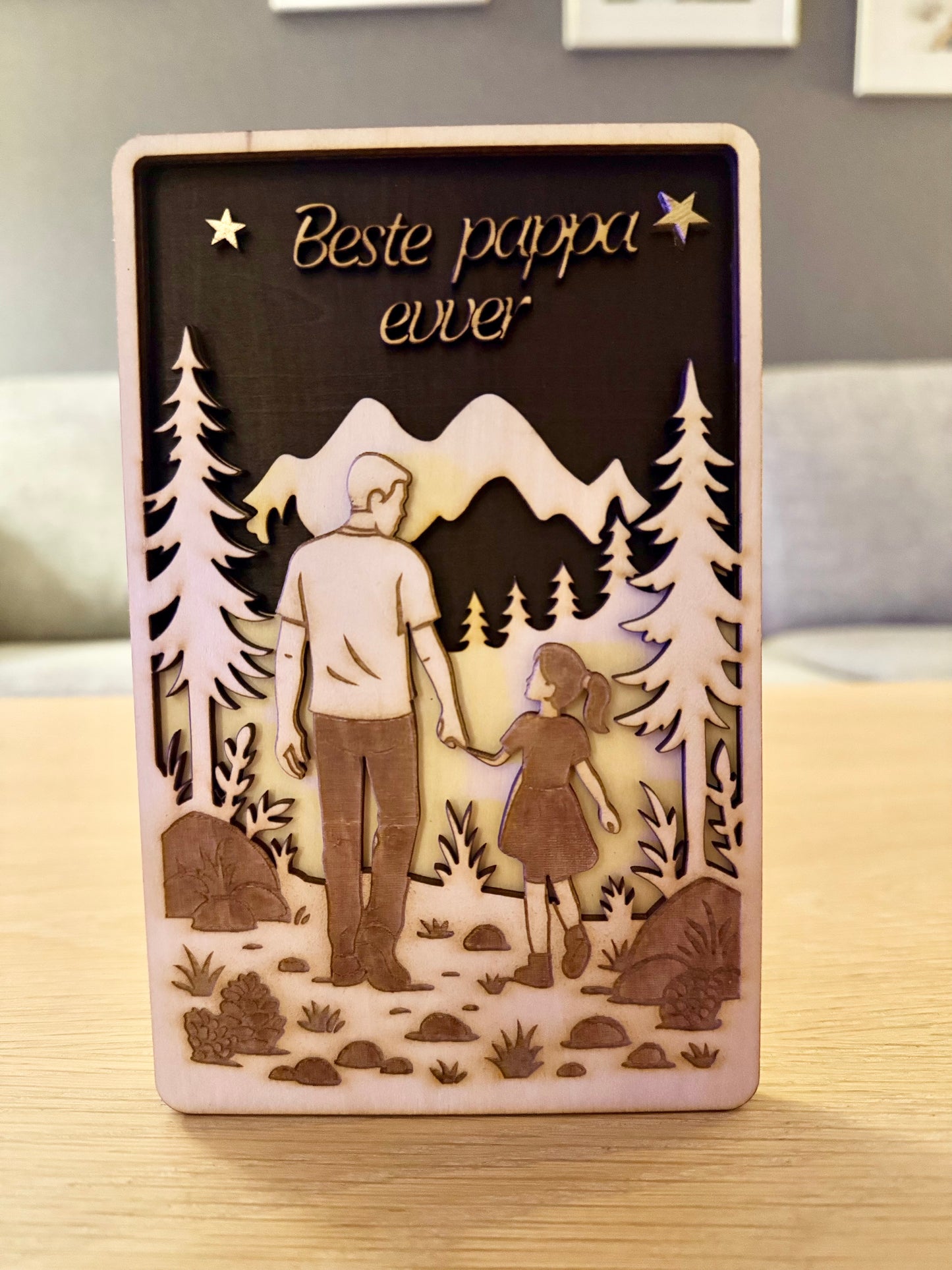 Trelags 3D-skilt – “Beste pappa ever” med far og barn i skogen (25×20 cm)