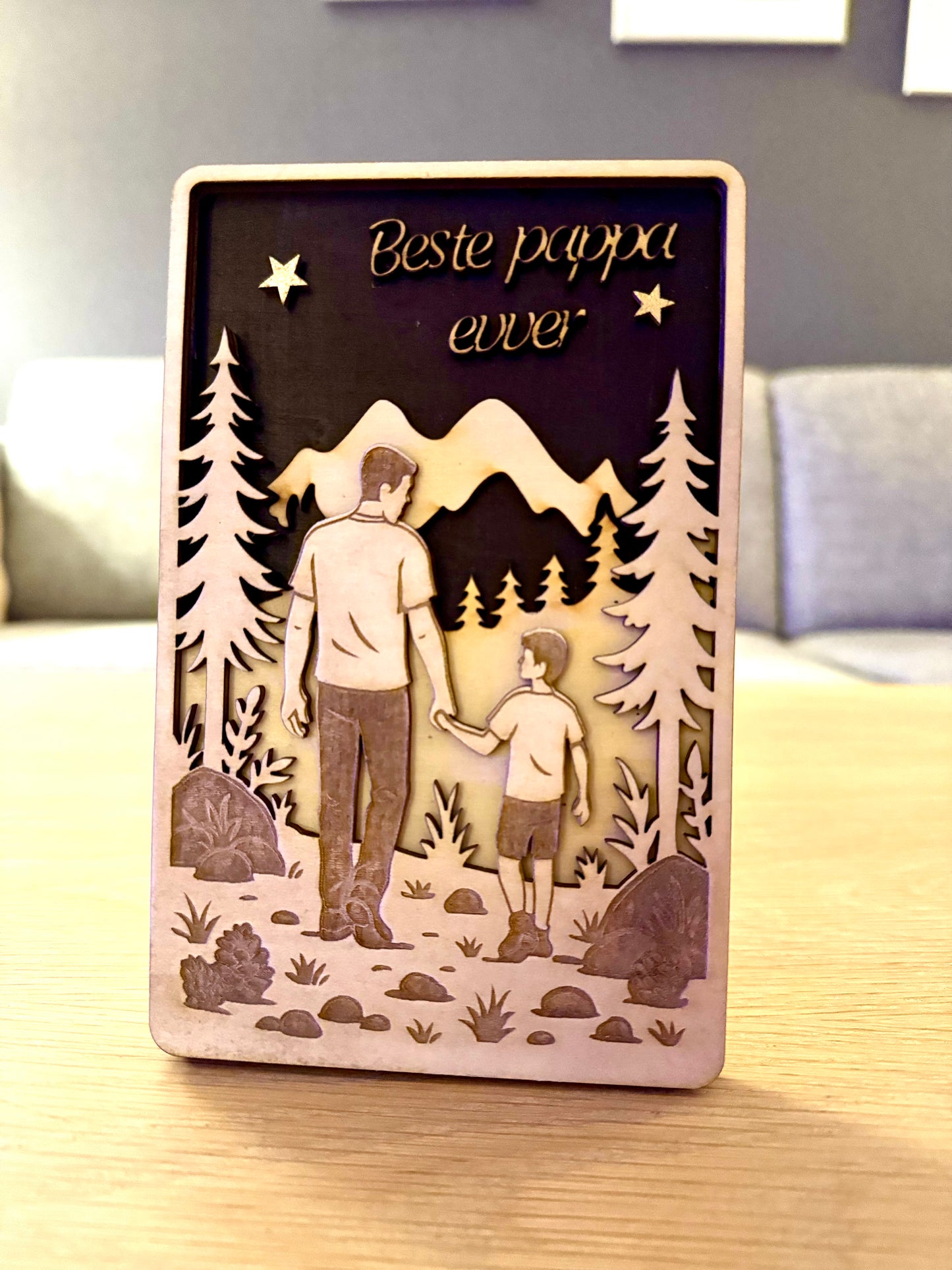 Trelags 3D-skilt – “Beste pappa ever” med far og barn i skogen (25×20 cm)