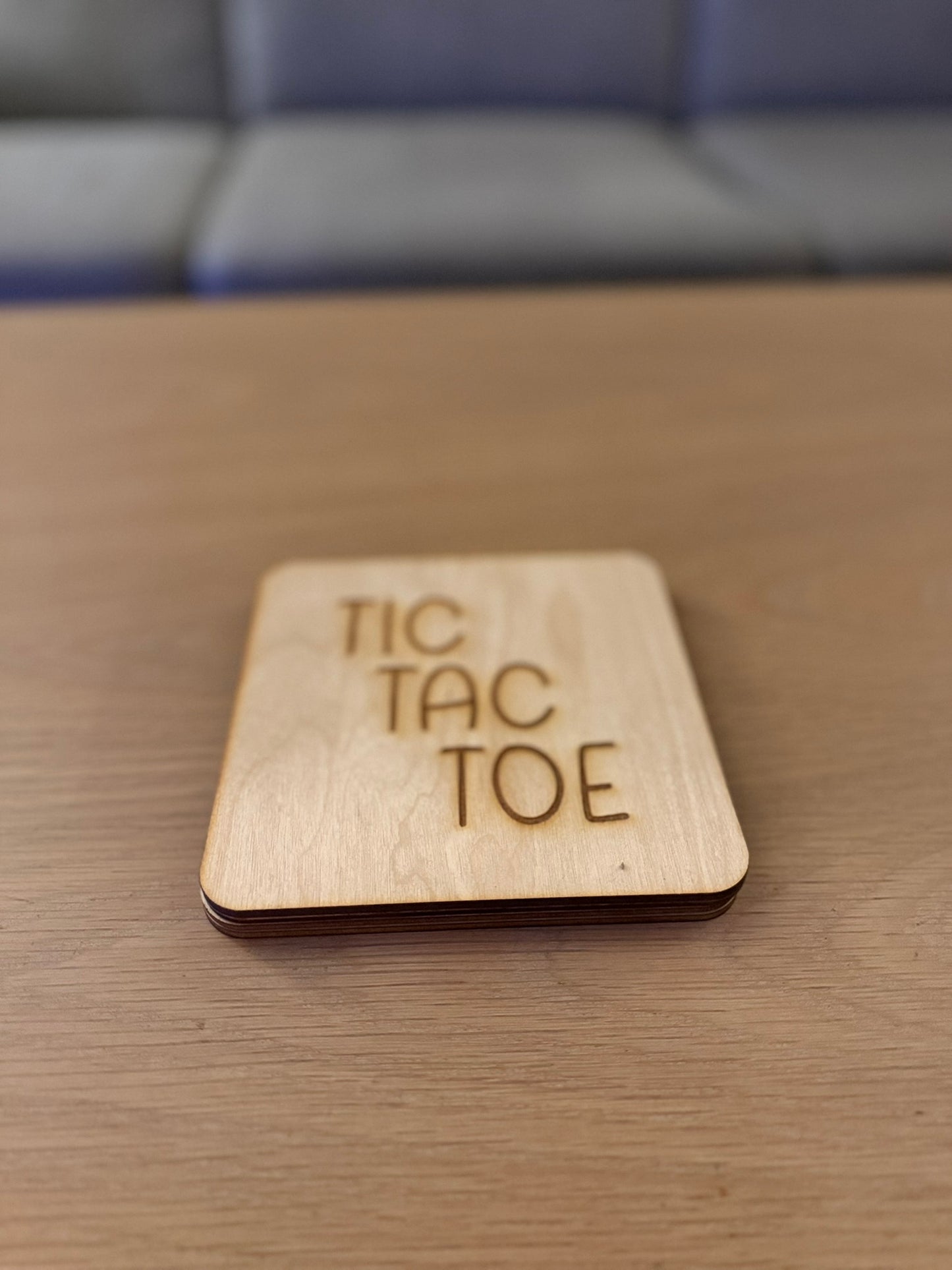 Tic Tac Toe i tre – håndlaget spill med miljøvennlige brikker (14×14 cm)