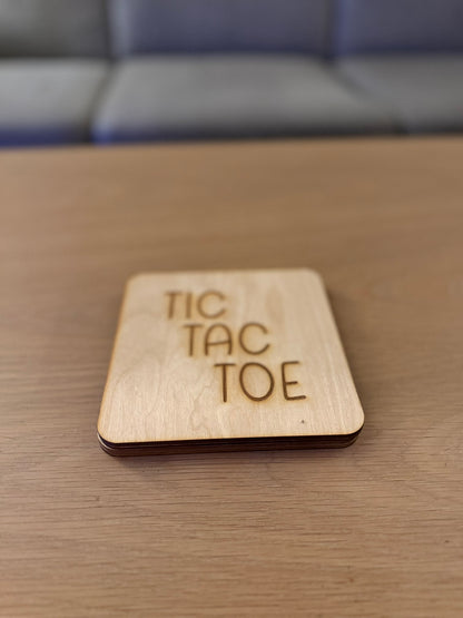 Tic Tac Toe i tre – håndlaget spill med miljøvennlige brikker (14×14 cm)