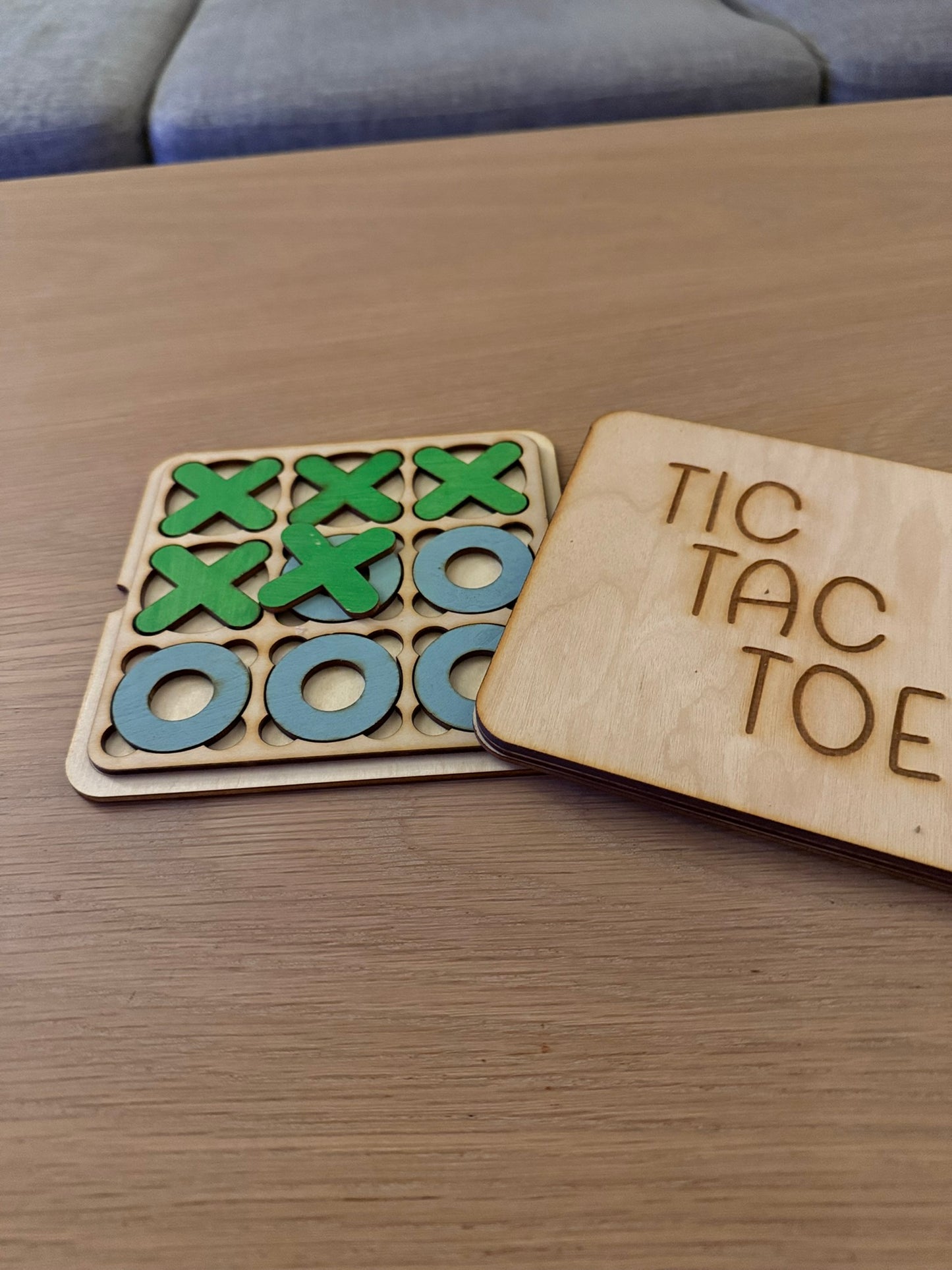 Tic Tac Toe i tre – håndlaget spill med miljøvennlige brikker (14×14 cm)