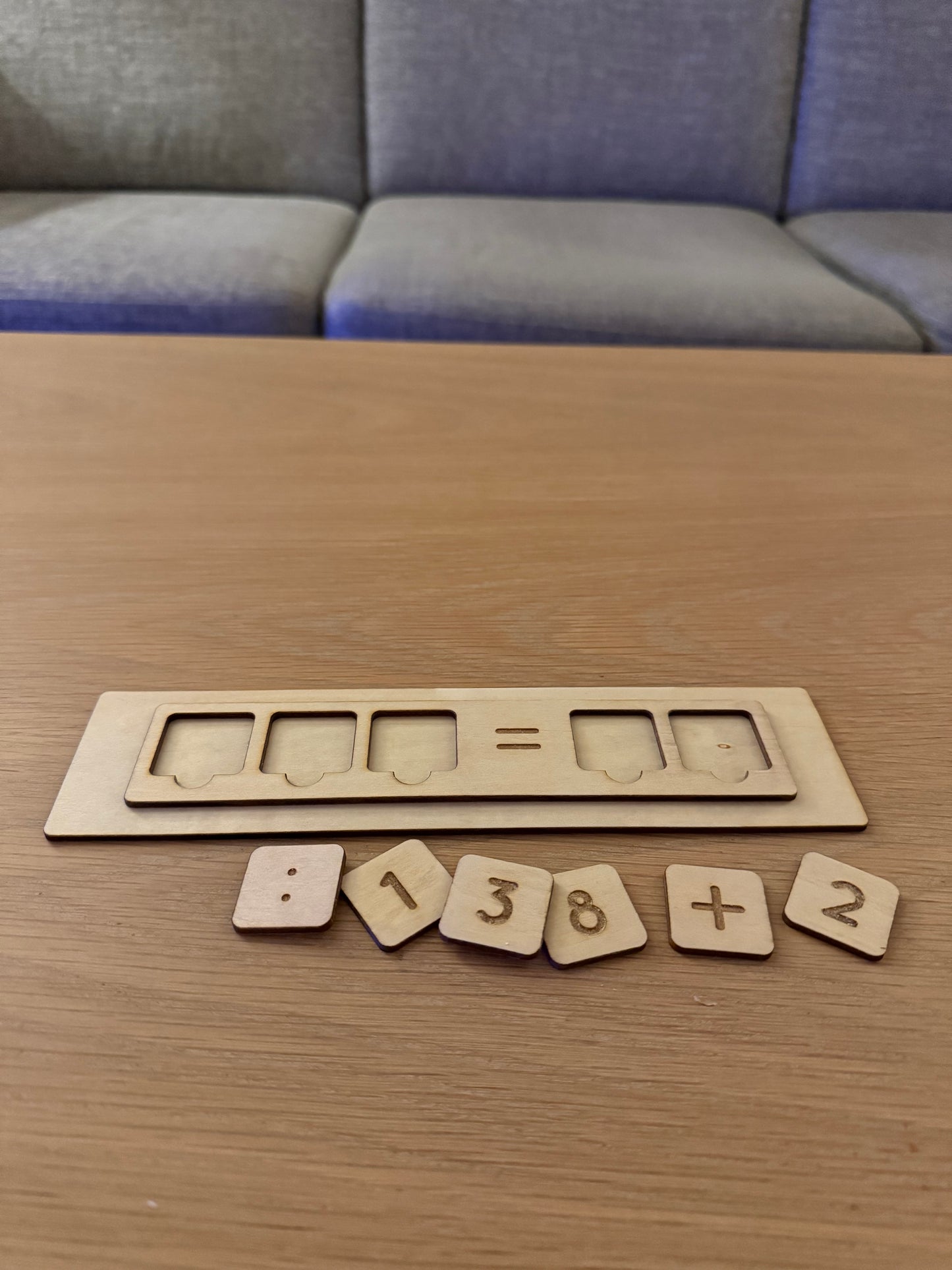 Mattespill i tre – Montessori-inspirert tallspill for barn (40×195  mm)