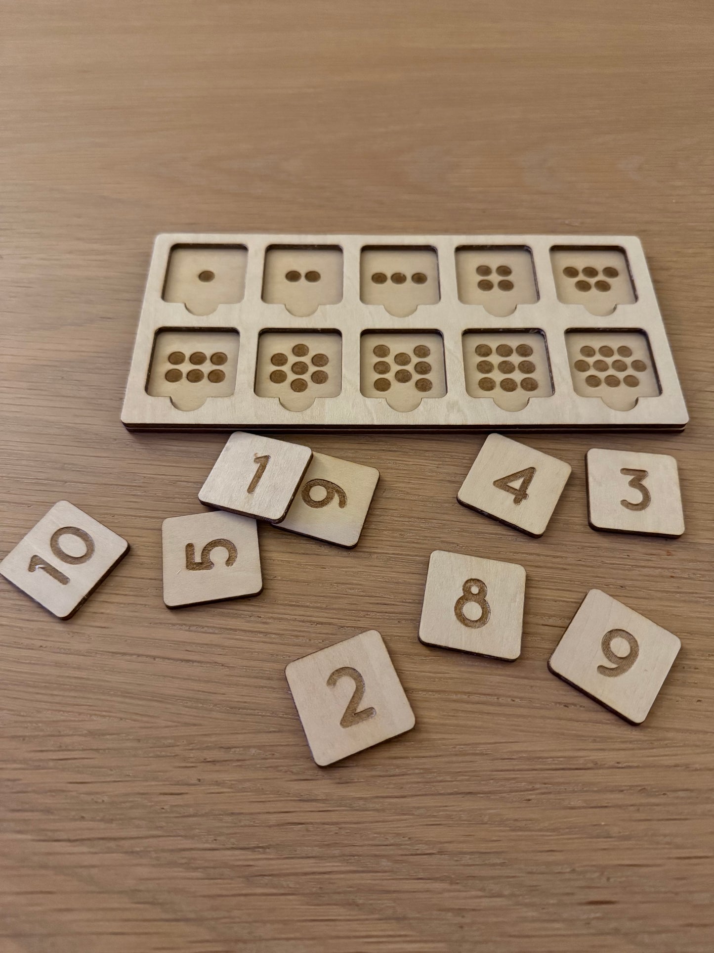 Tall- og terningøyne-spill i tre – Montessori-inspirert læringsspill (9,5×19,5 cm)