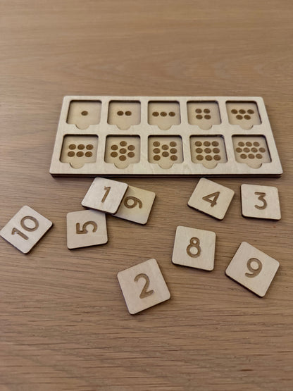 Tall- og terningøyne-spill i tre – Montessori-inspirert læringsspill (9,5×19,5 cm)