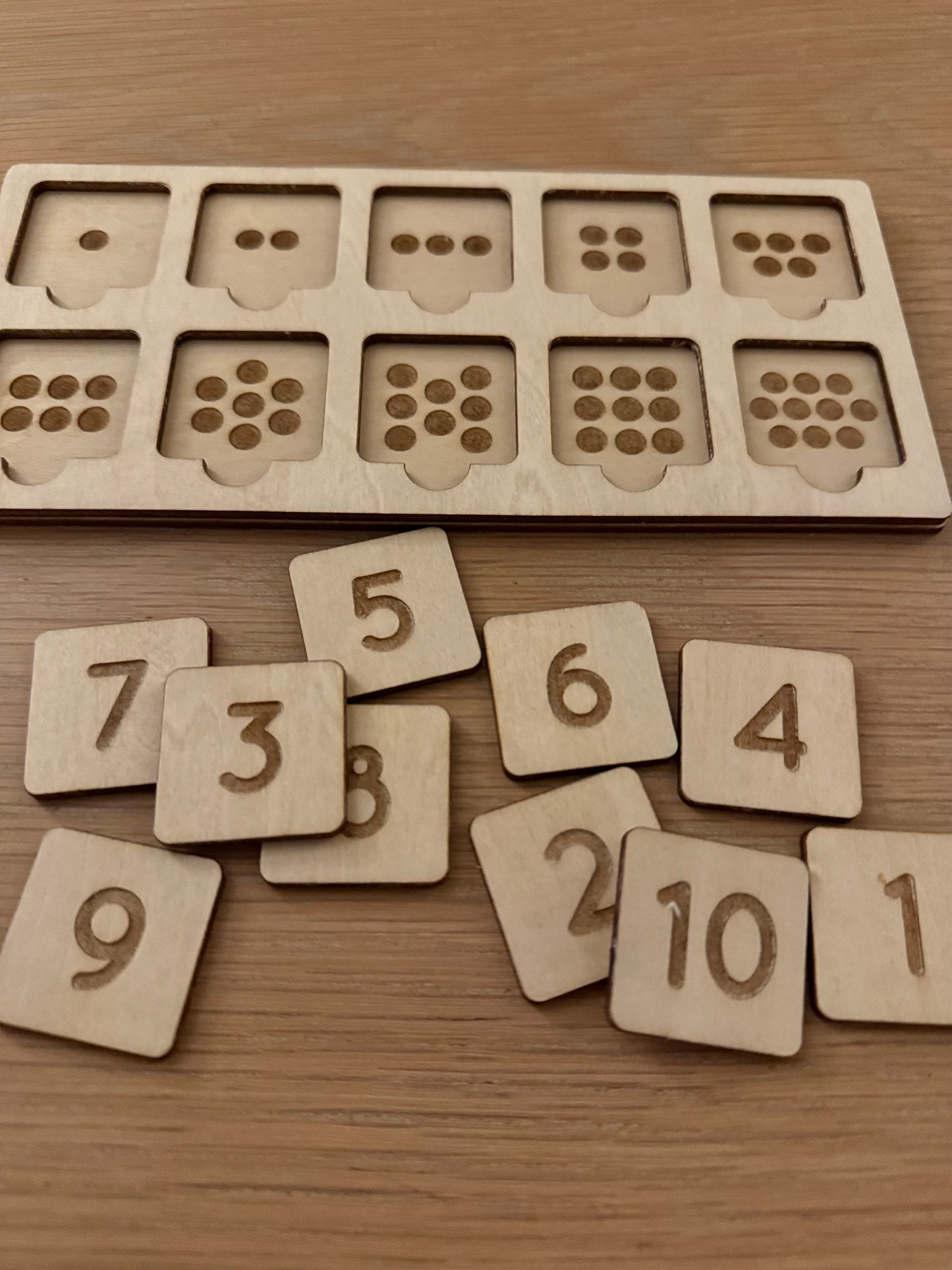 Tall- og terningøyne-spill i tre – Montessori-inspirert læringsspill (9,5×19,5 cm)