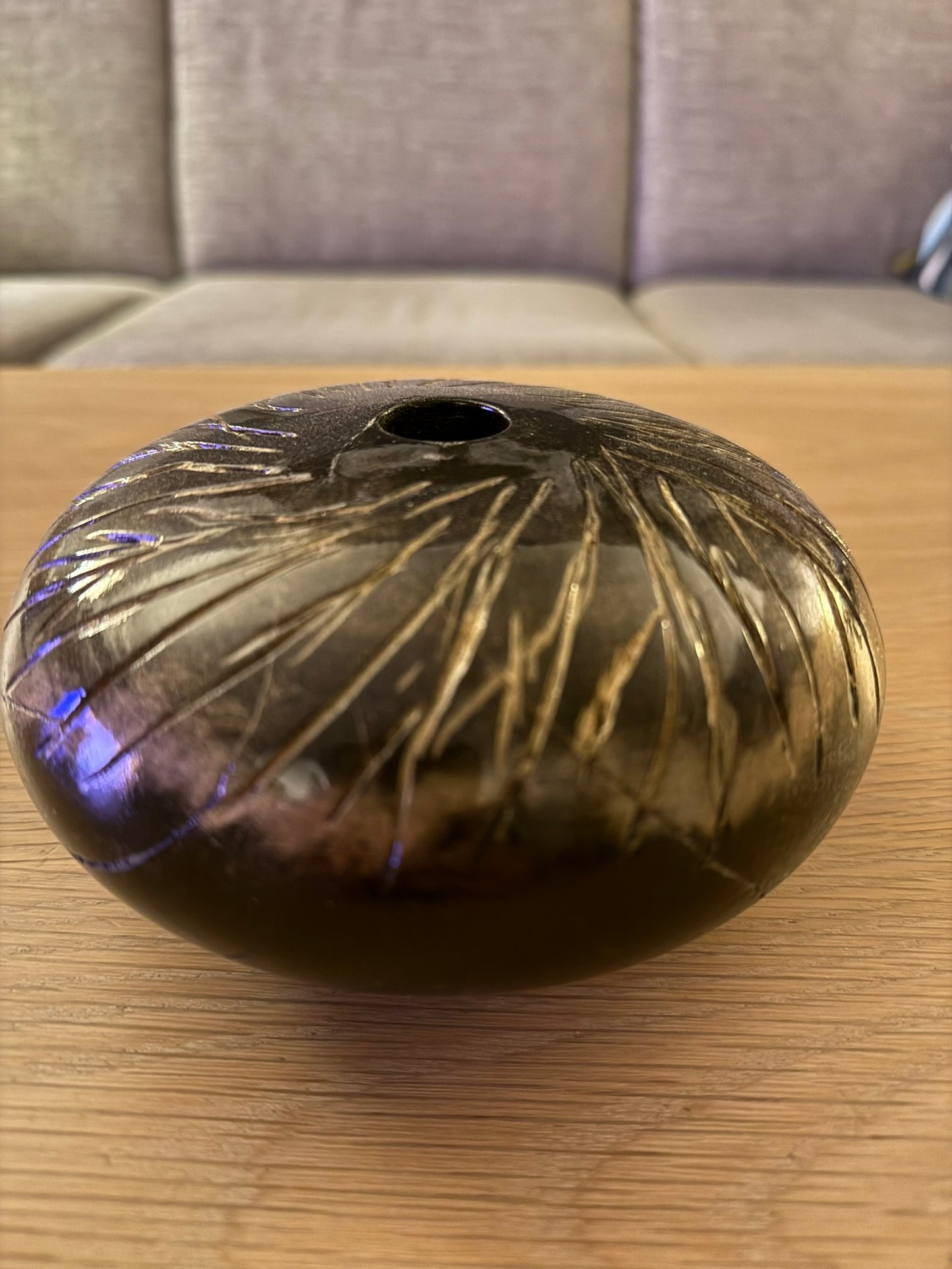 Dreid pyntevase i sort – håndlaget og dekorert med gullmønster