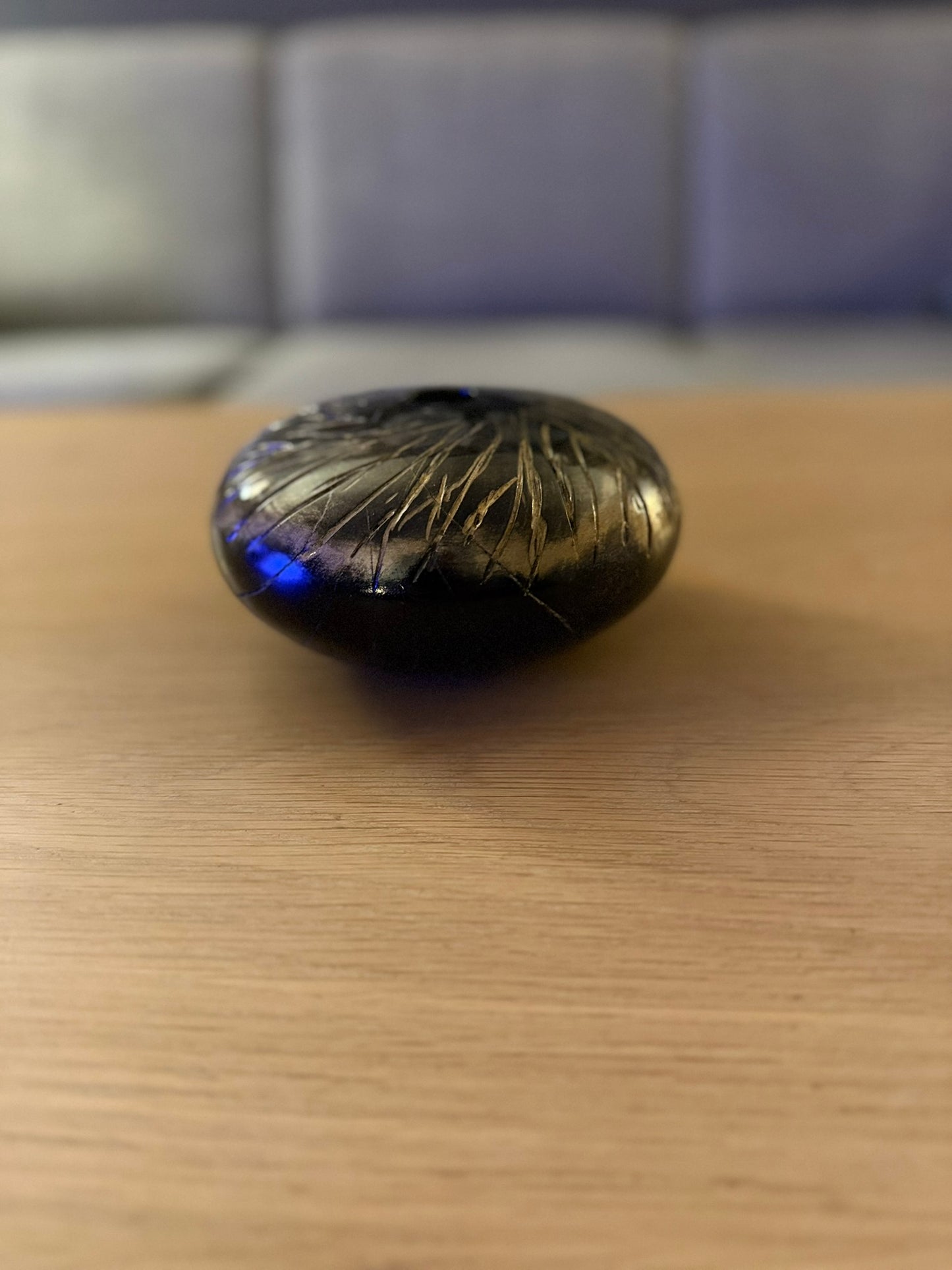 Dreid pyntevase i sort – håndlaget og dekorert med gullmønster