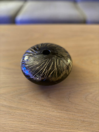 Dreid pyntevase i sort – håndlaget og dekorert med gullmønster