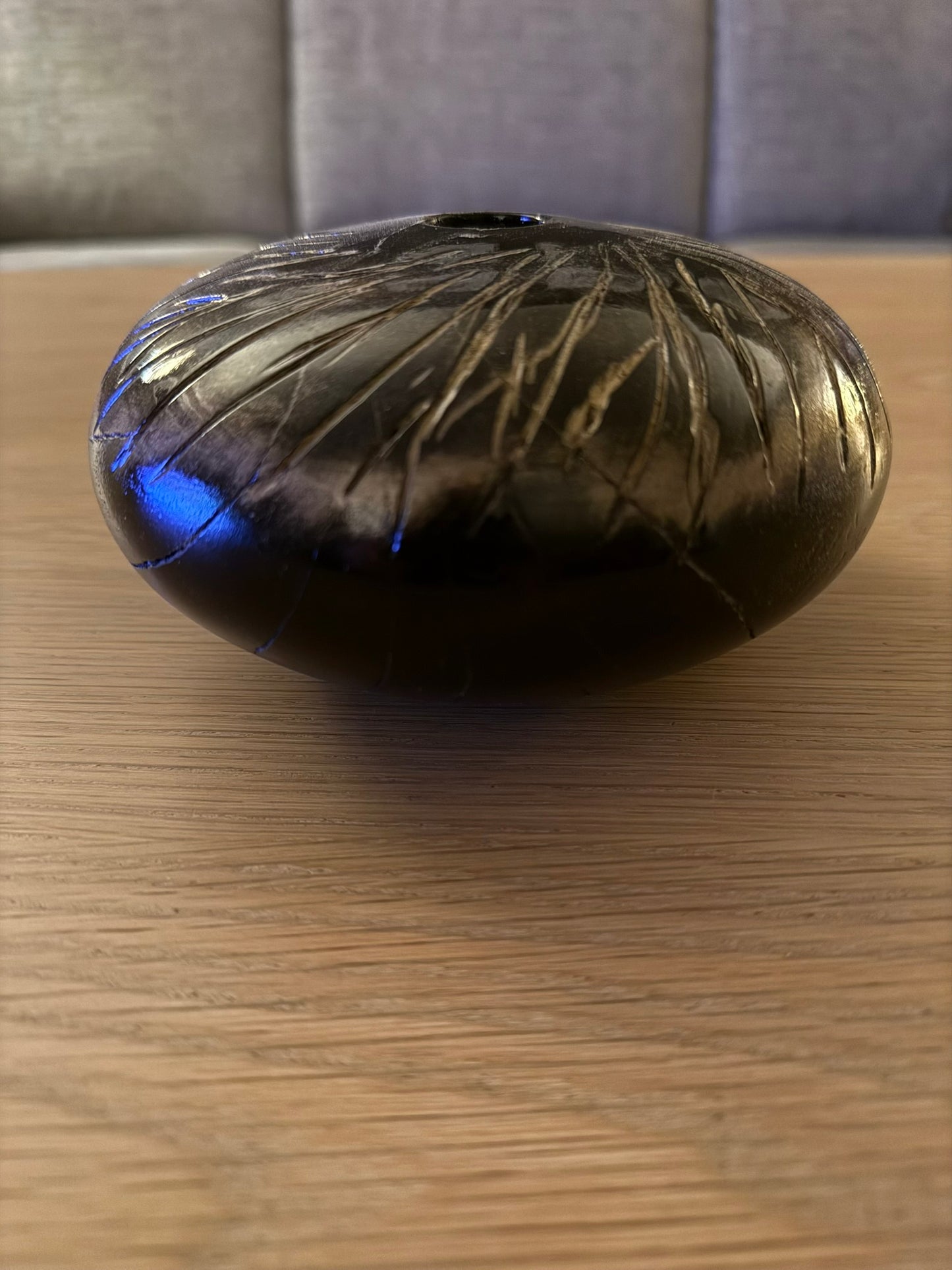 Dreid pyntevase i sort – håndlaget og dekorert med gullmønster