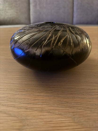 Dreid pyntevase i sort – håndlaget og dekorert med gullmønster