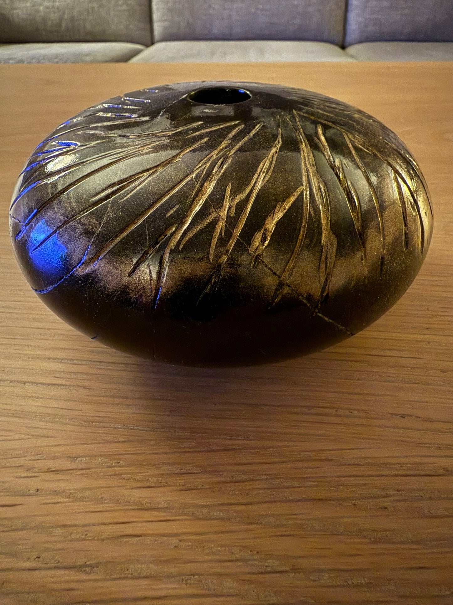 Dreid pyntevase i sort – håndlaget og dekorert med gullmønster