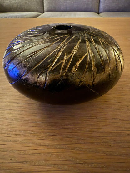 Dreid pyntevase i sort – håndlaget og dekorert med gullmønster