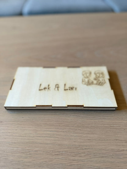 Tall- og terningøyne-spill i tre – Montessori-inspirert læringsspill (9,5×19,5 cm)