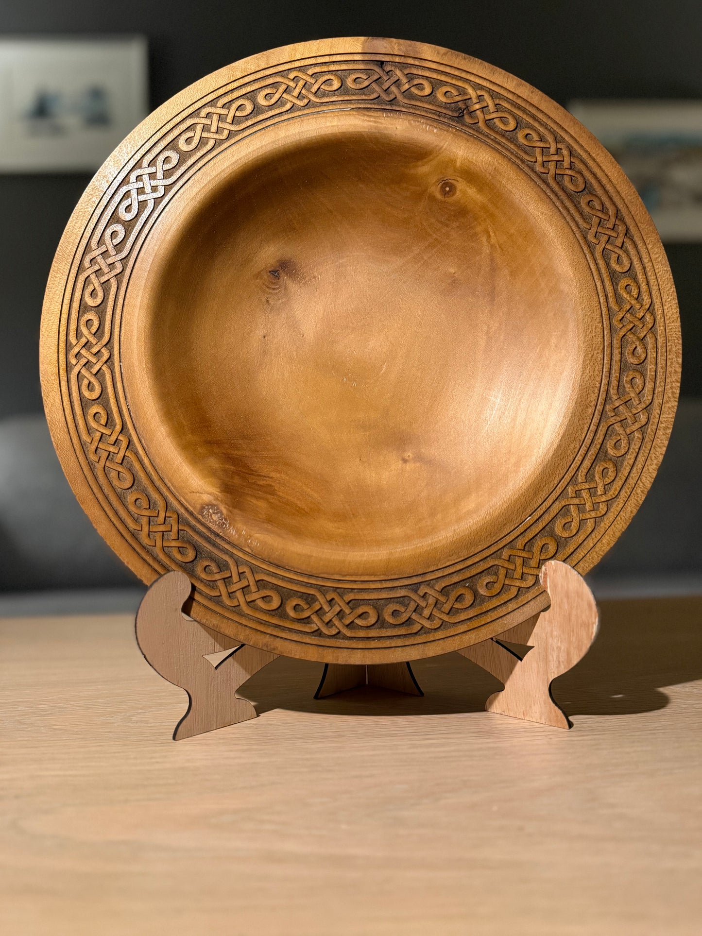 Dreid trefat 32 cm – teakbeiset med keltisk håndgravert kant