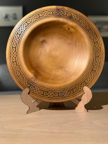 Dreid trefat 32 cm – teakbeiset med keltisk håndgravert kant