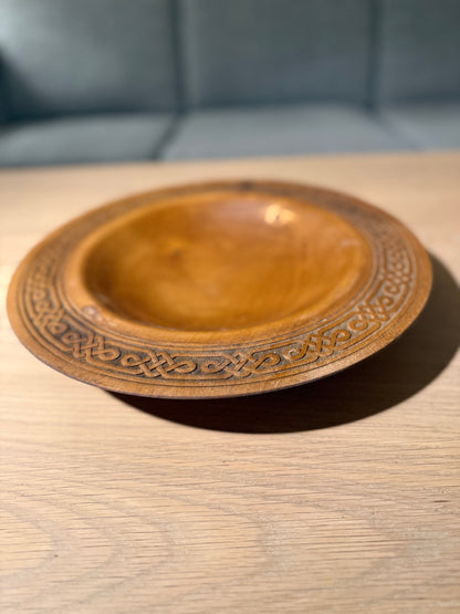 Dreid trefat 32 cm – teakbeiset med keltisk håndgravert kant