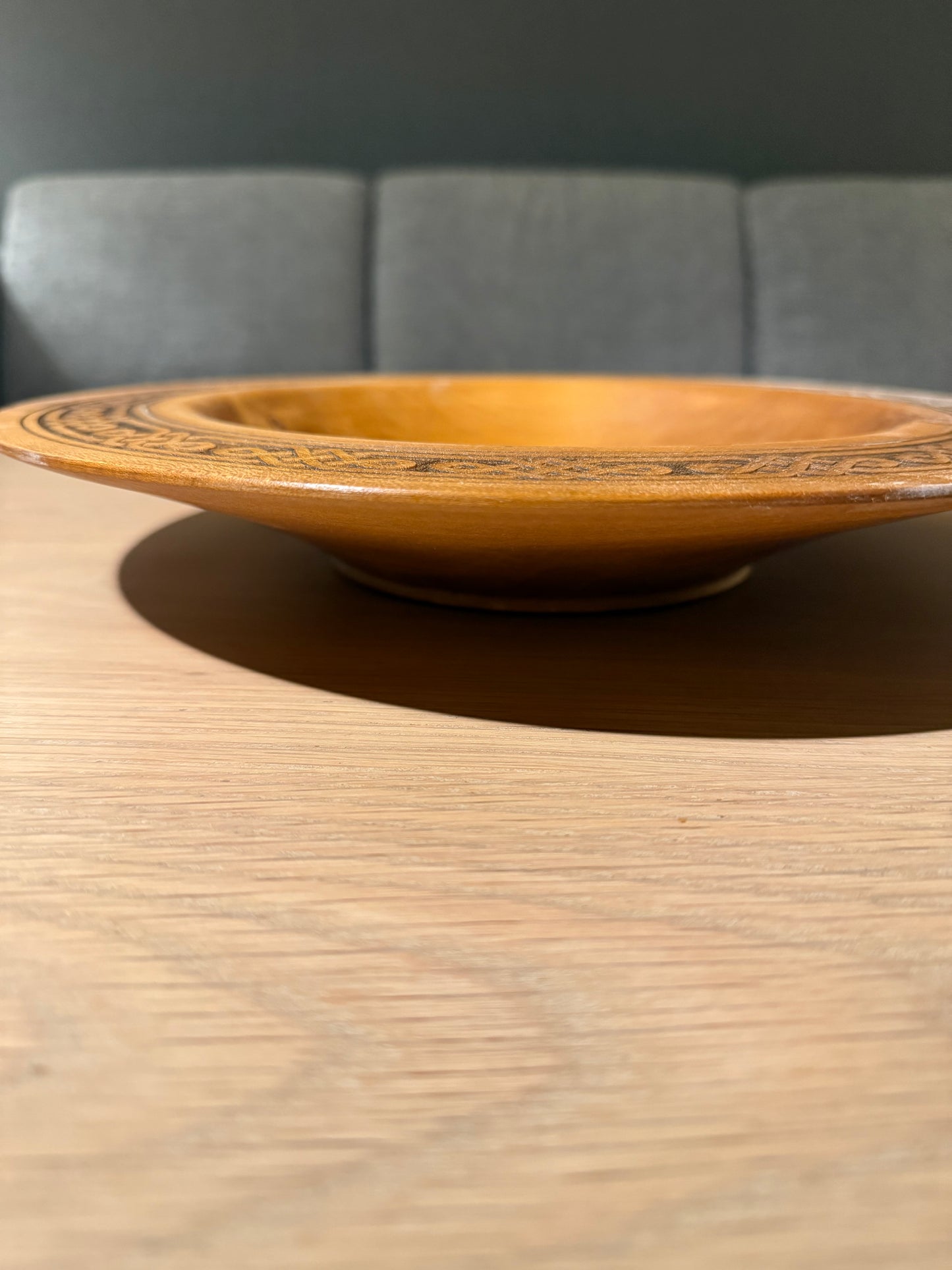 Dreid trefat 32 cm – teakbeiset med keltisk håndgravert kant