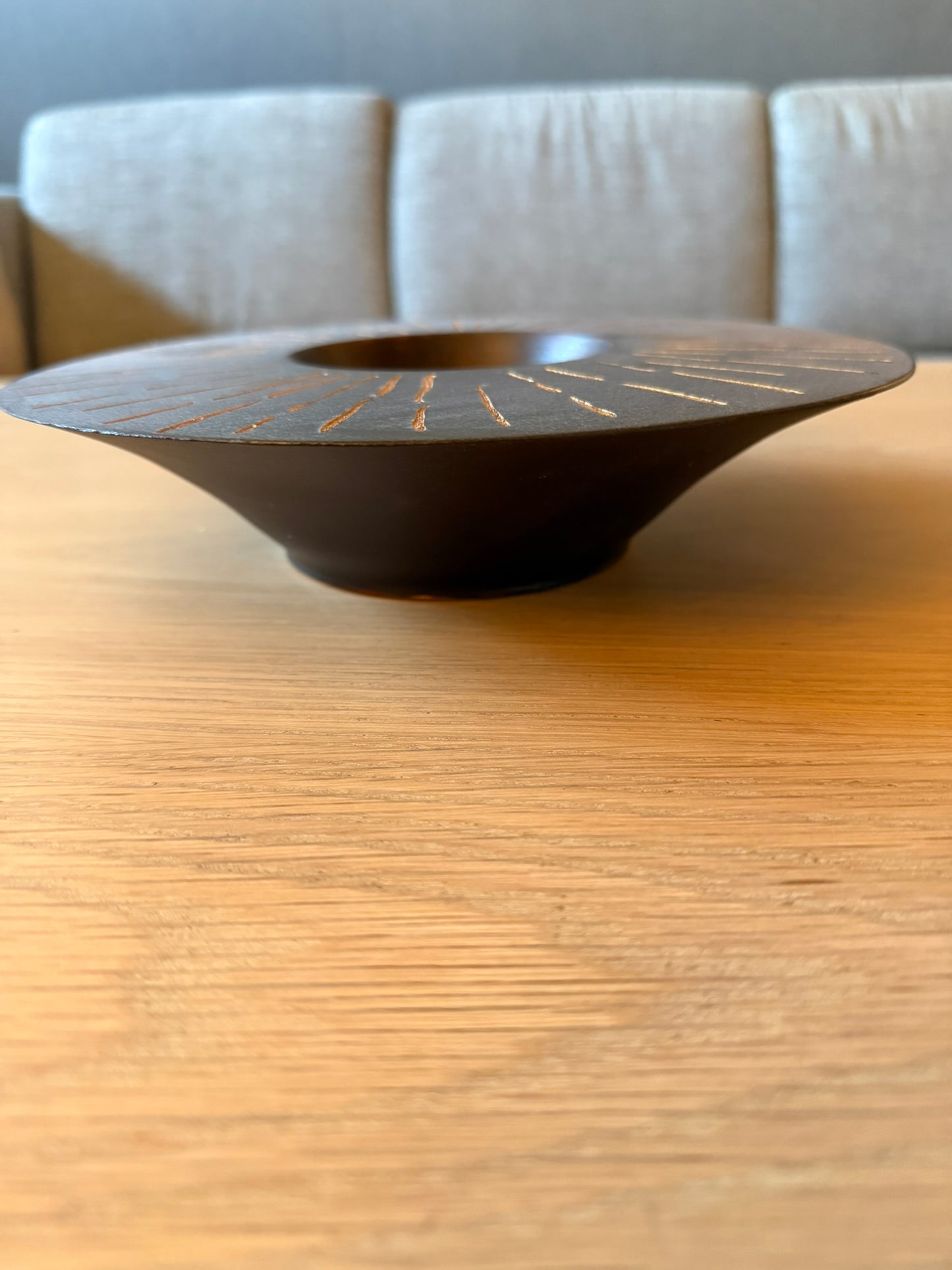 Hånddreid fat i tre – Burnt Umber med gullmønster (24 cm)