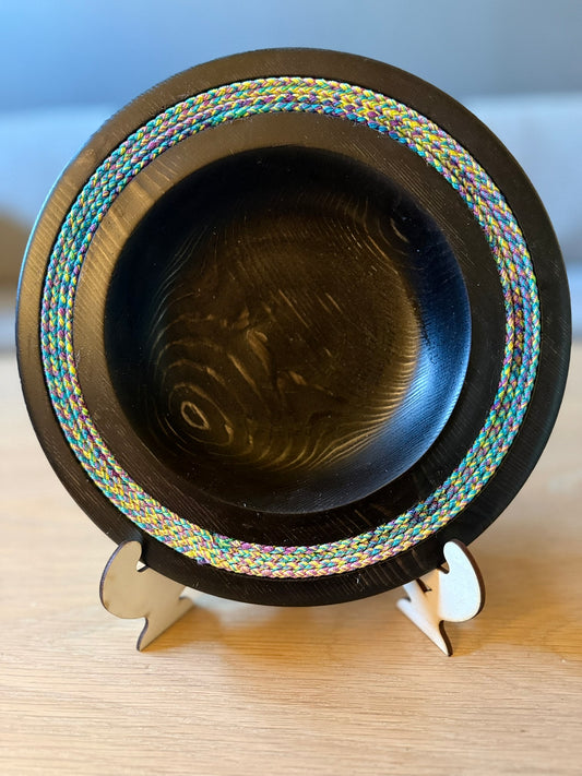 Hånddreid fat i tre – Ibenholt med innfelt bomullssnor (25 cm)