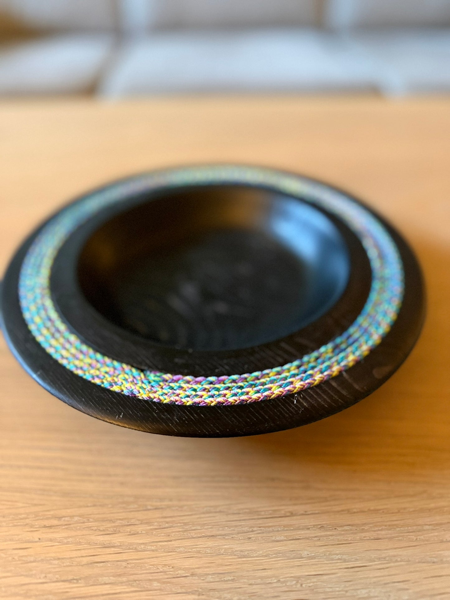 Hånddreid fat i tre – Ibenholt med innfelt bomullssnor (25 cm)