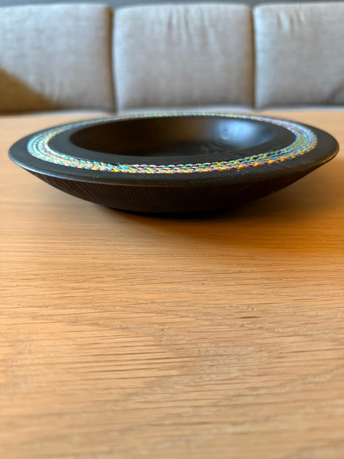 Hånddreid fat i tre – Ibenholt med innfelt bomullssnor (25 cm)