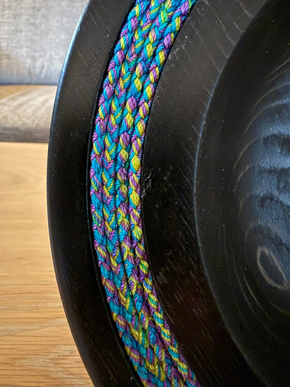 Hånddreid fat i tre – Ibenholt med innfelt bomullssnor (25 cm)