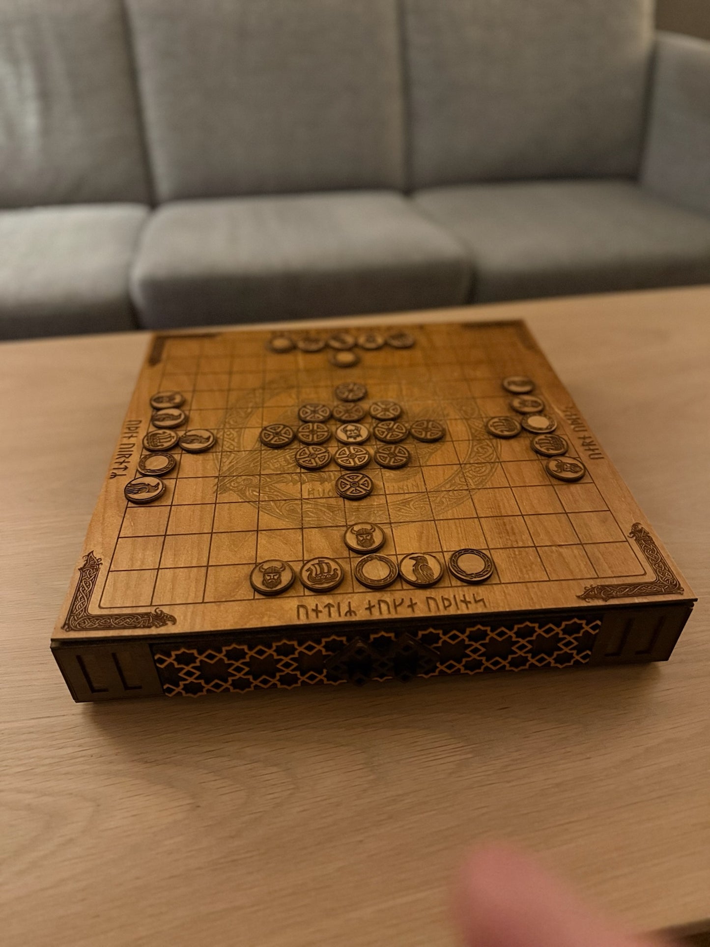 Hnefatafl – håndlaget vikingspill i tre med skuffer og runer