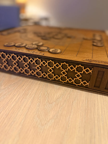 Hnefatafl – håndlaget vikingspill i tre med skuffer og runer