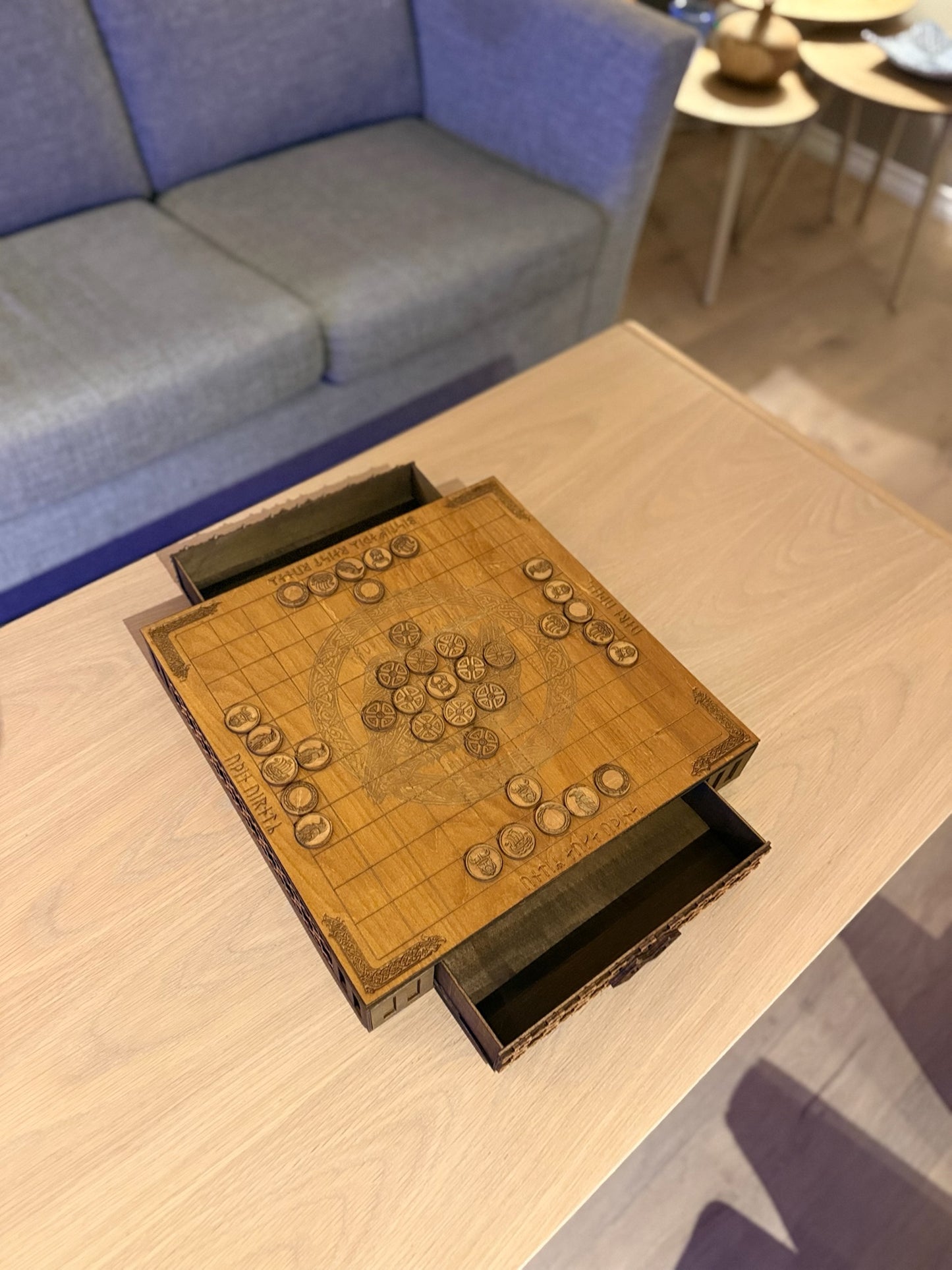 Hnefatafl – håndlaget vikingspill i tre med skuffer og runer
