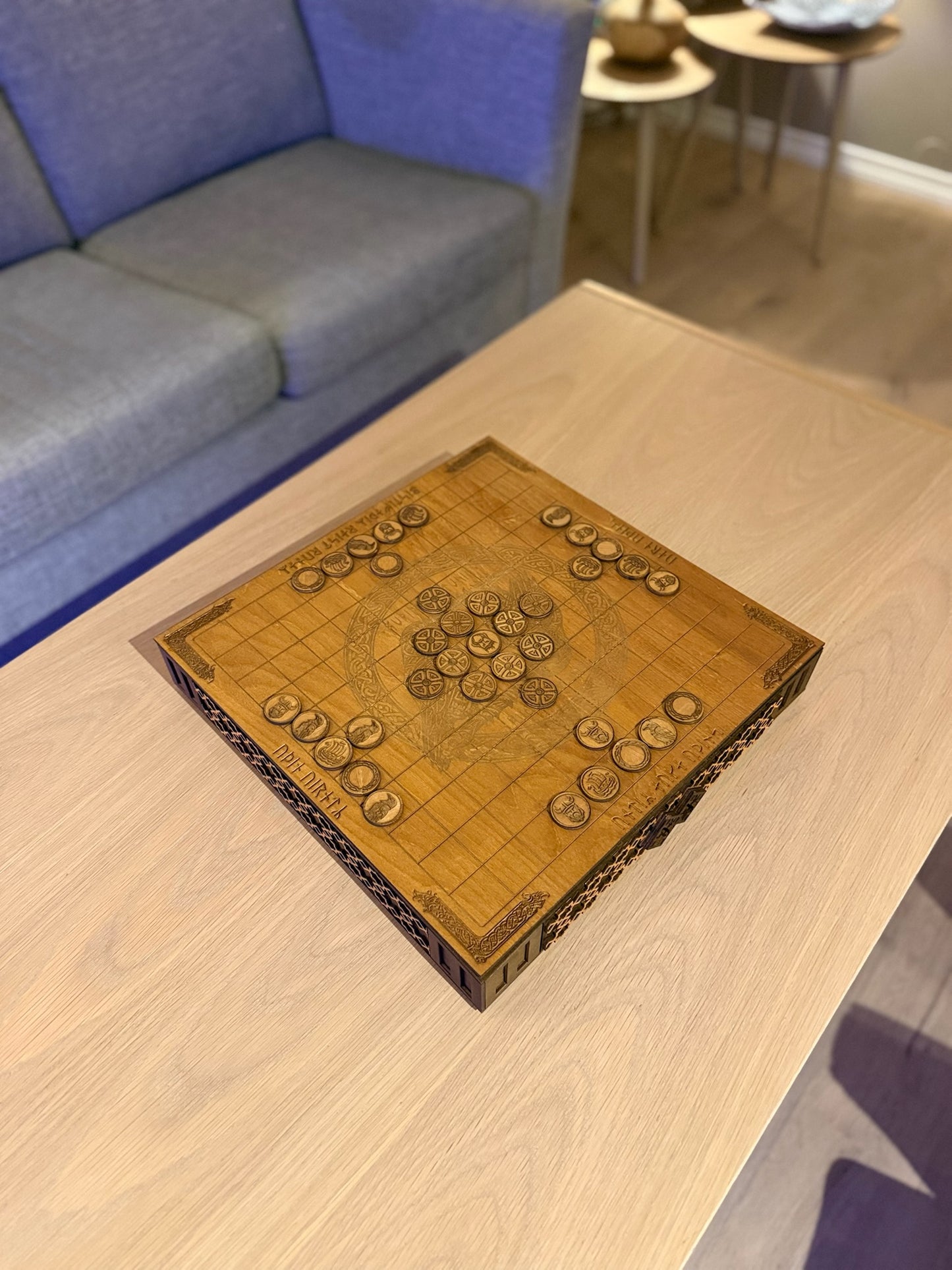 Hnefatafl – håndlaget vikingspill i tre med skuffer og runer